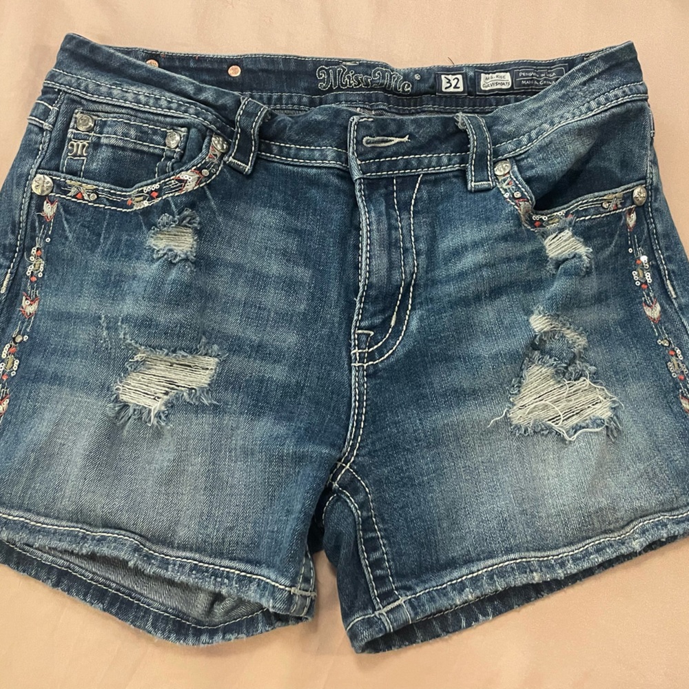 MissMe Mid-Rise Curvy shorts Distressed Size 32 great condition